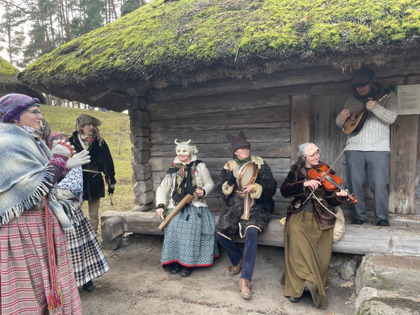 Folkloras kopa pilnā Mārtiņdienas masku un tērpu krāšņumā