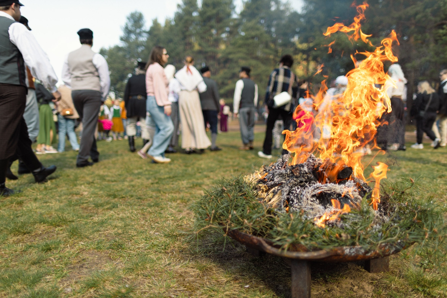 Lieldienu rituālais ziedojumu ugunskurs muzeja teritorijā