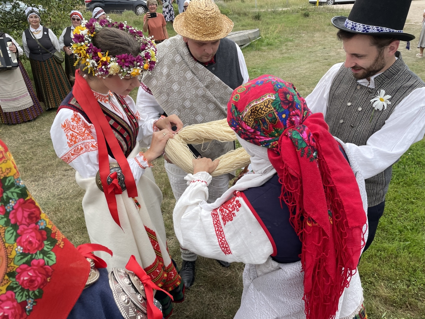 Tradicionāls kāzu rituāls, kurā jaunajam pārim liek kopā tīt kamolā vilnas dziju