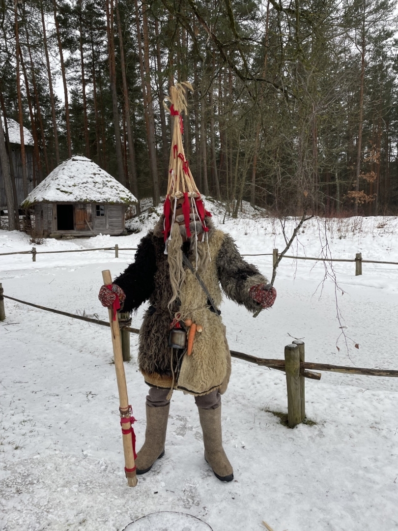Budēlis pilnā tradicionālajā ietērpā un maskā