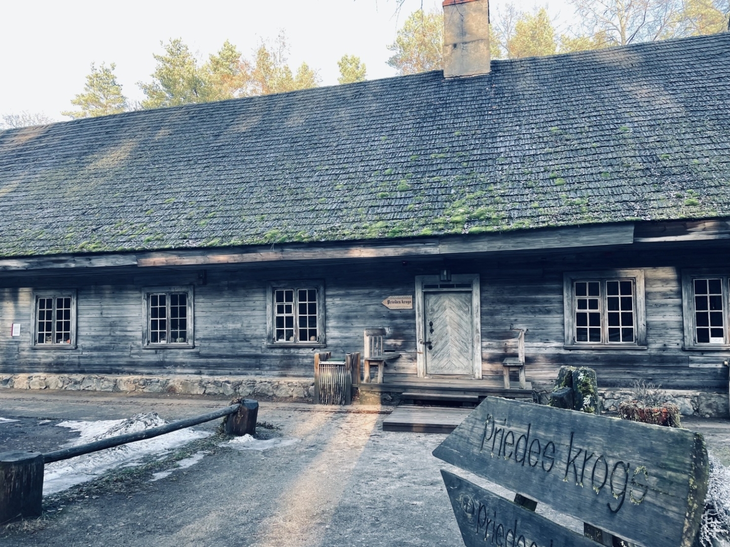 Latvijas Etnogrāfiskā brīvdabas muzeja vēsturiskā ēka – Priedes krogs ziemas noskaņās