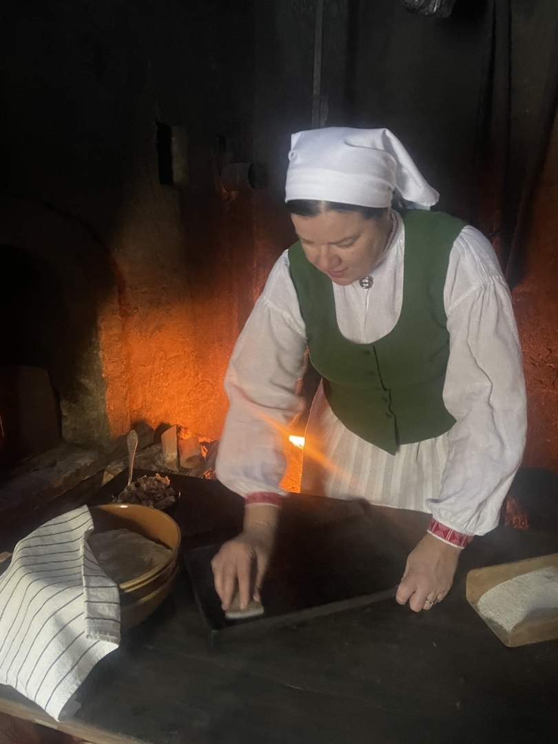 Saimniece gatavo tradicionālo Meteņu maizi – slokātni.