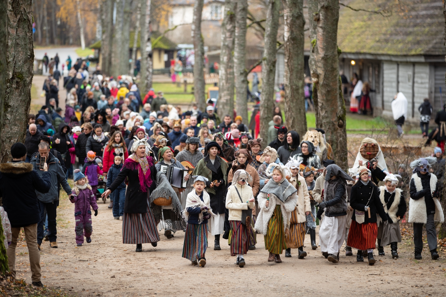 Krāšņs Mārtiņdienas masku gājiens pasākuma atklāšanā.
