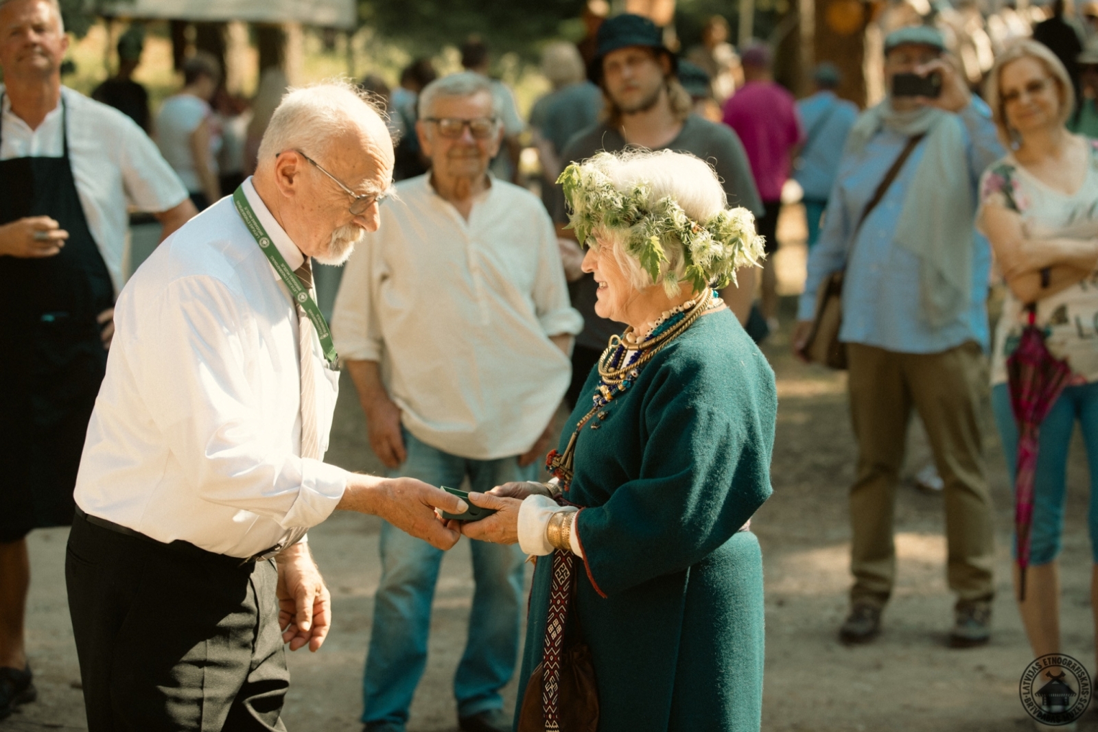 Svinīgs mirklis: Gadatirgus atklāšanas ceremonijā tiek godināta viena no amatniecēm. 
