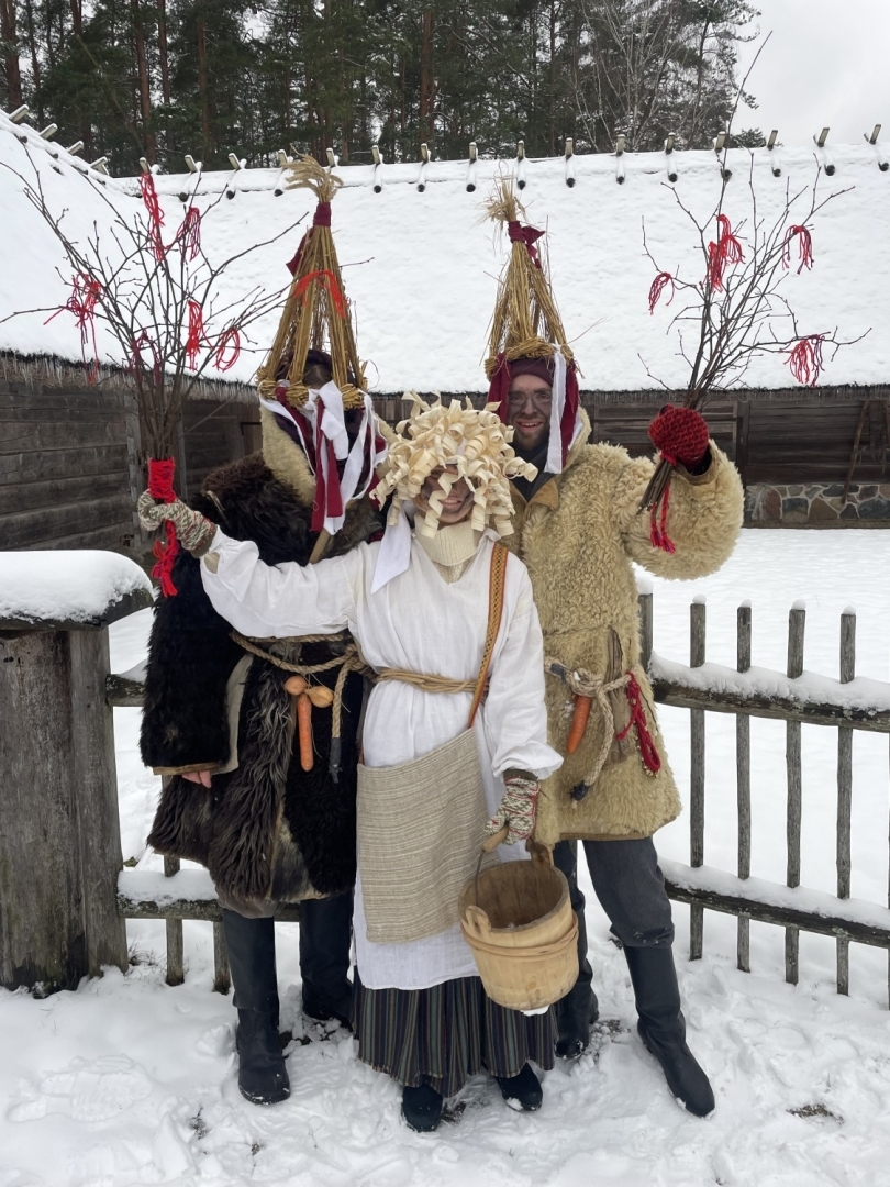 PriecīgPriecīga jauniešu grupa, pārģērbušies par budēļiem un ķekatua jauniešu grupa, pārģērbušies par budēļiem un ķekatu