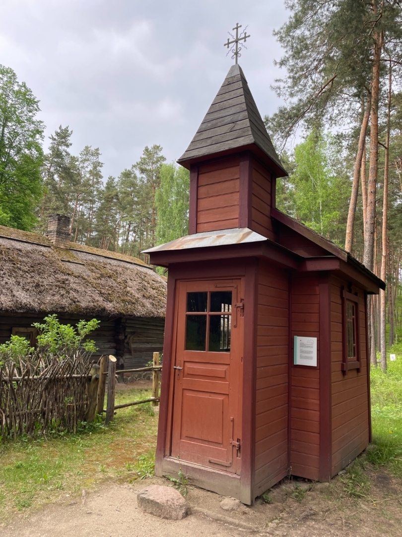 Rudzātu Kurčinu sādža, krucifiksa namiņš