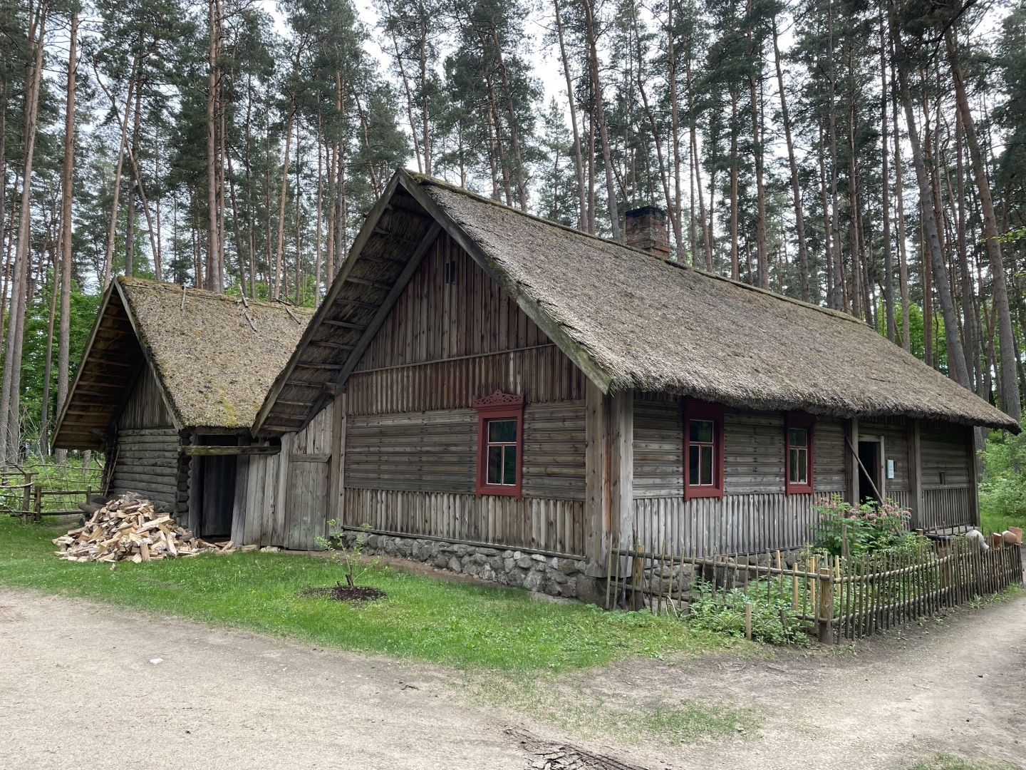 Makašēnu Jekimenku sādža, dzīvojamā māja un klēts