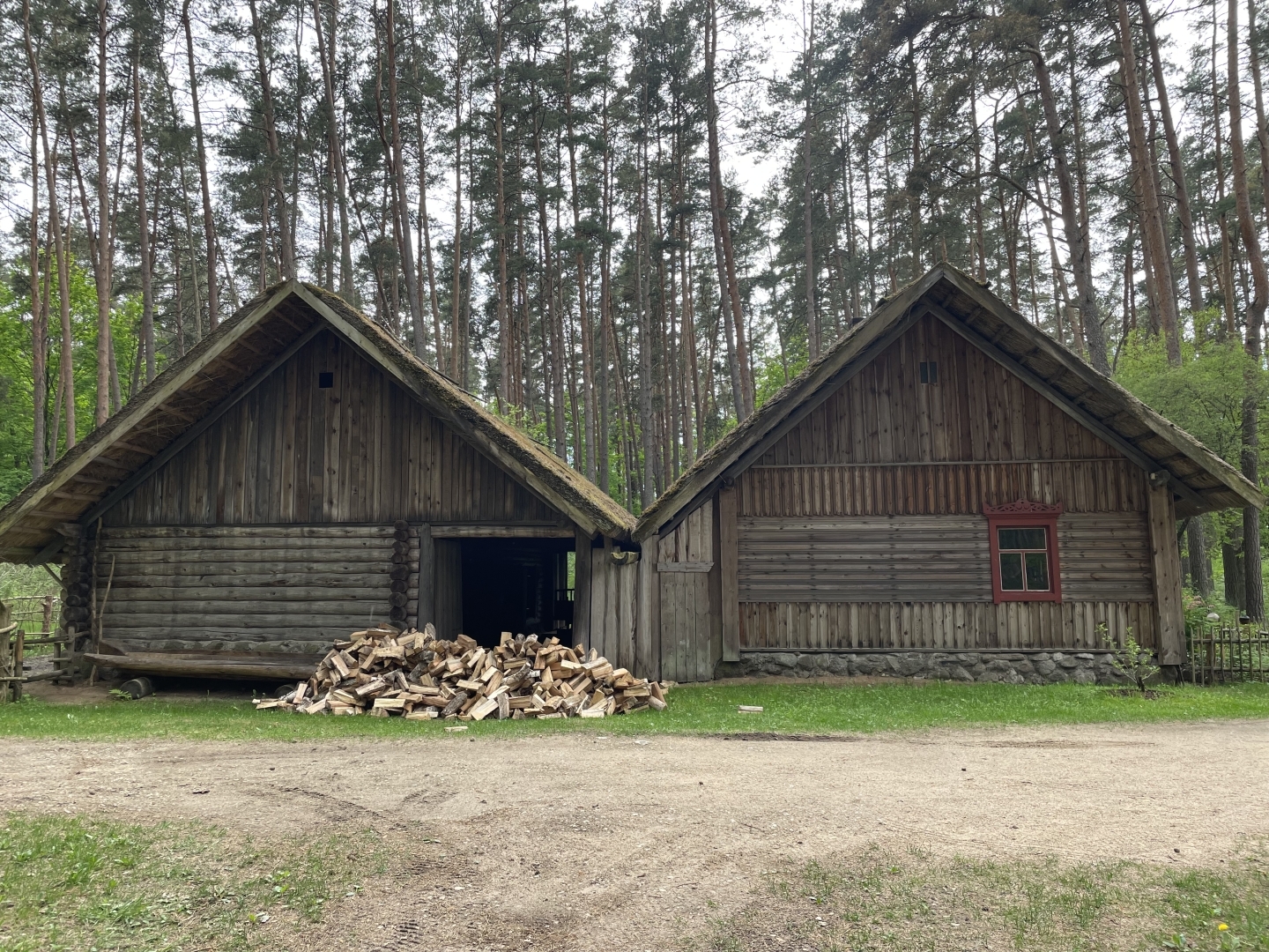 Makašēnu Jekimenku sādža, dzīvojamā māja un klēts