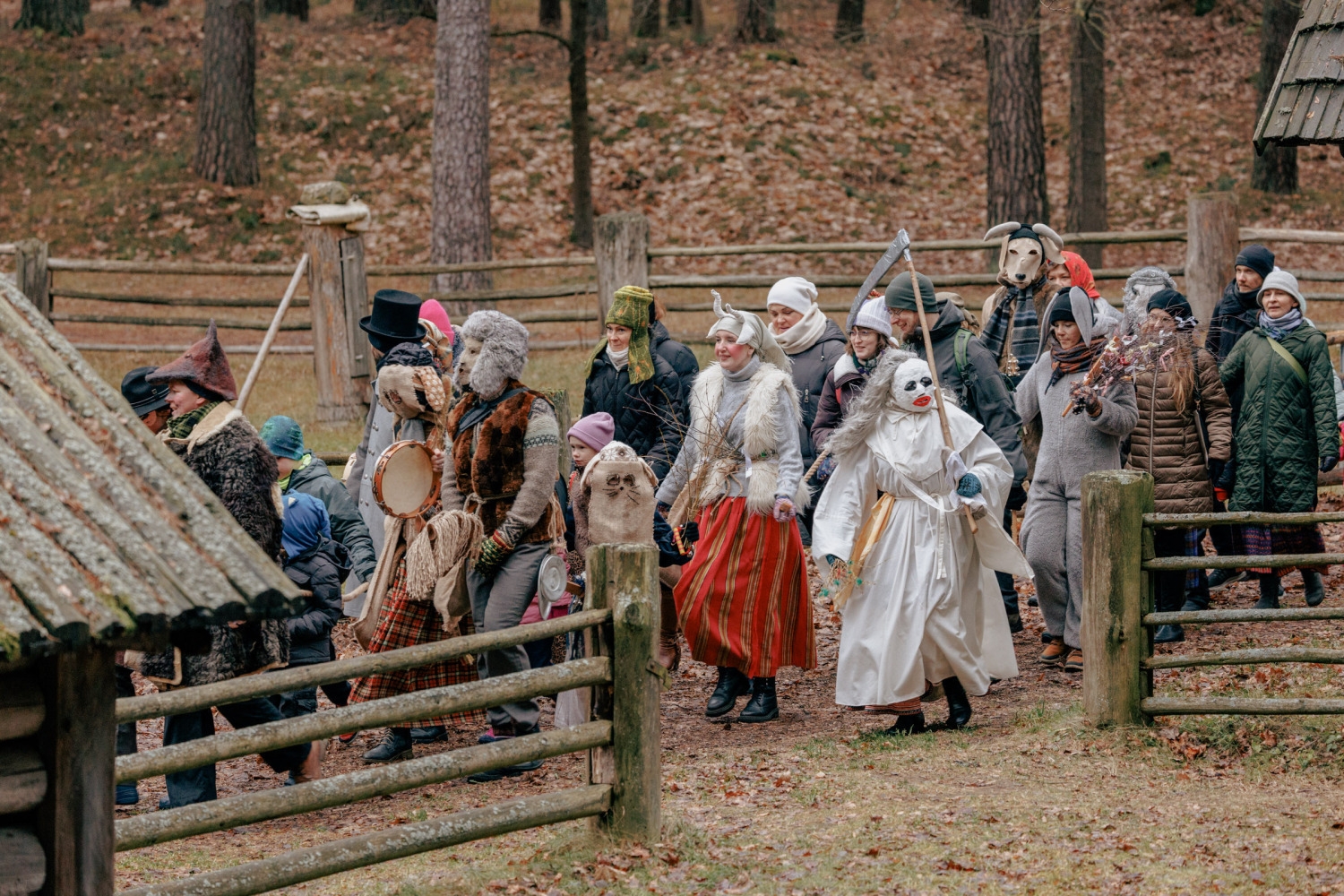 Mārtiņdienas masku gājiens virzās pa muzeja vēsturiskajām takām.