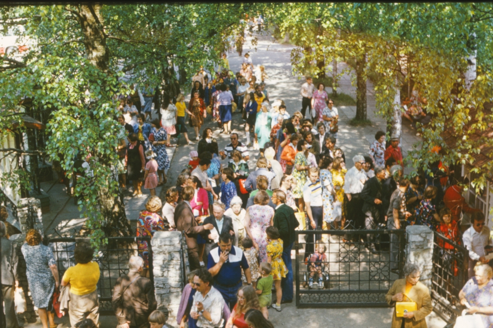 Apmeklētāji pa galvenajiem vārtiem ieiet Latvijas Etnogrāfiskā brīvdabas muzeja teritorijā 70. gadu gadatirgū.