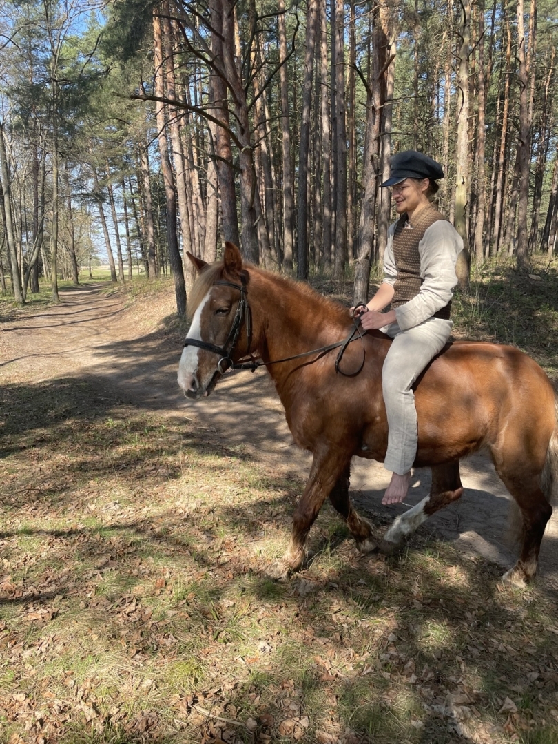 Puisis greznā tautastērpā lepni sēž zirga mugurā, simbolizējot Ūsiņa – zirgu aizbildņa – spēku.