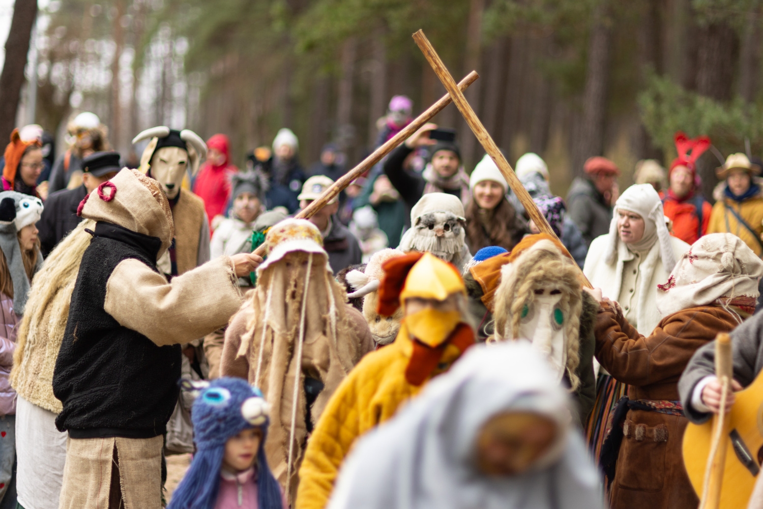 Mārtiņdienas masku gājiens cauri muzeja teritorijai