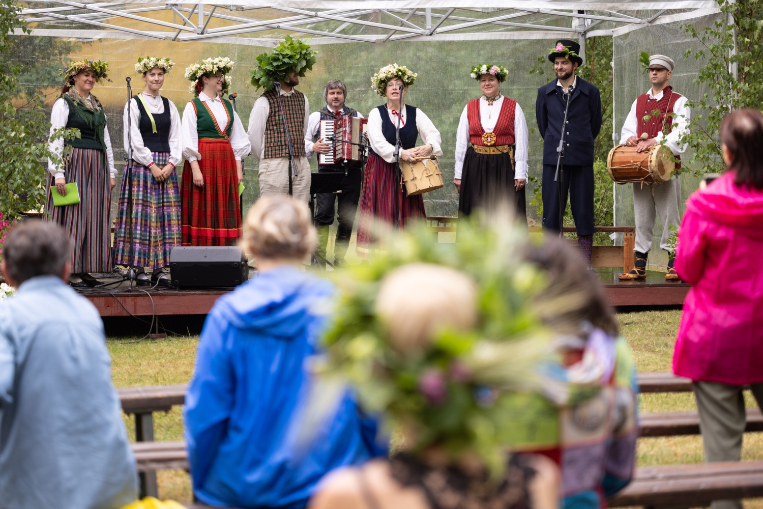 Latvijas Etnogrāfiskā brīvdabas muzeja darbinieku folkloras kopa uzstājas uz skatuves