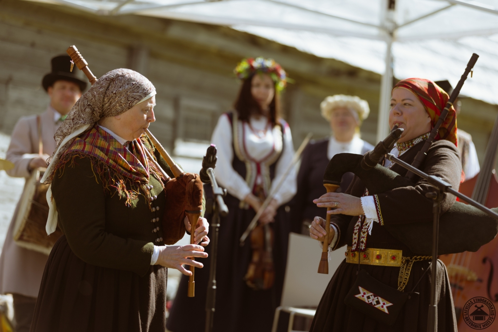 Atklāšanas ceremonijā muzeja direktore un Latvijas Nacionālā kultūras centra direktore kopā pūš tradicionālo latviešu mūzikas instrumentu – dūdas.