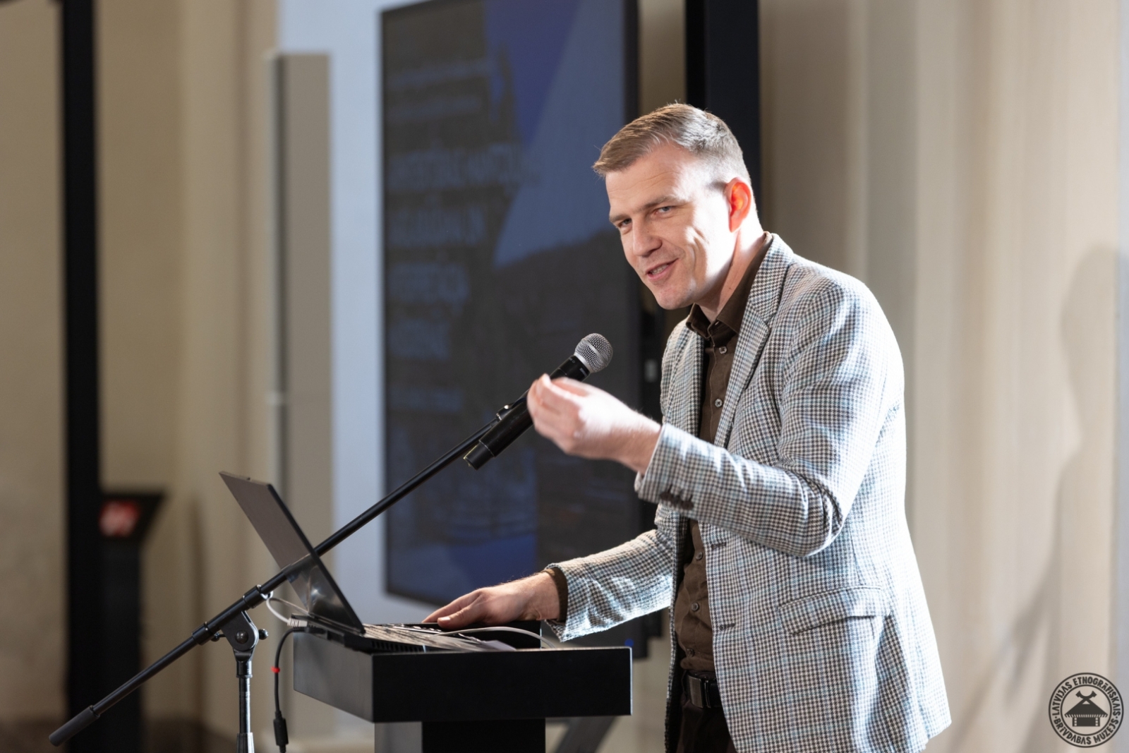 Latvijas Nacionālā vēstures muzeja direktors saka uzrunu konferences viesiem. 