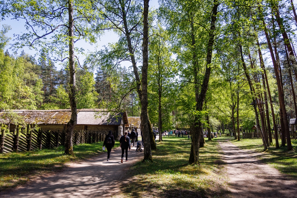 Apmeklētāji pastaigājas pa Latgales ciema ieliņu.