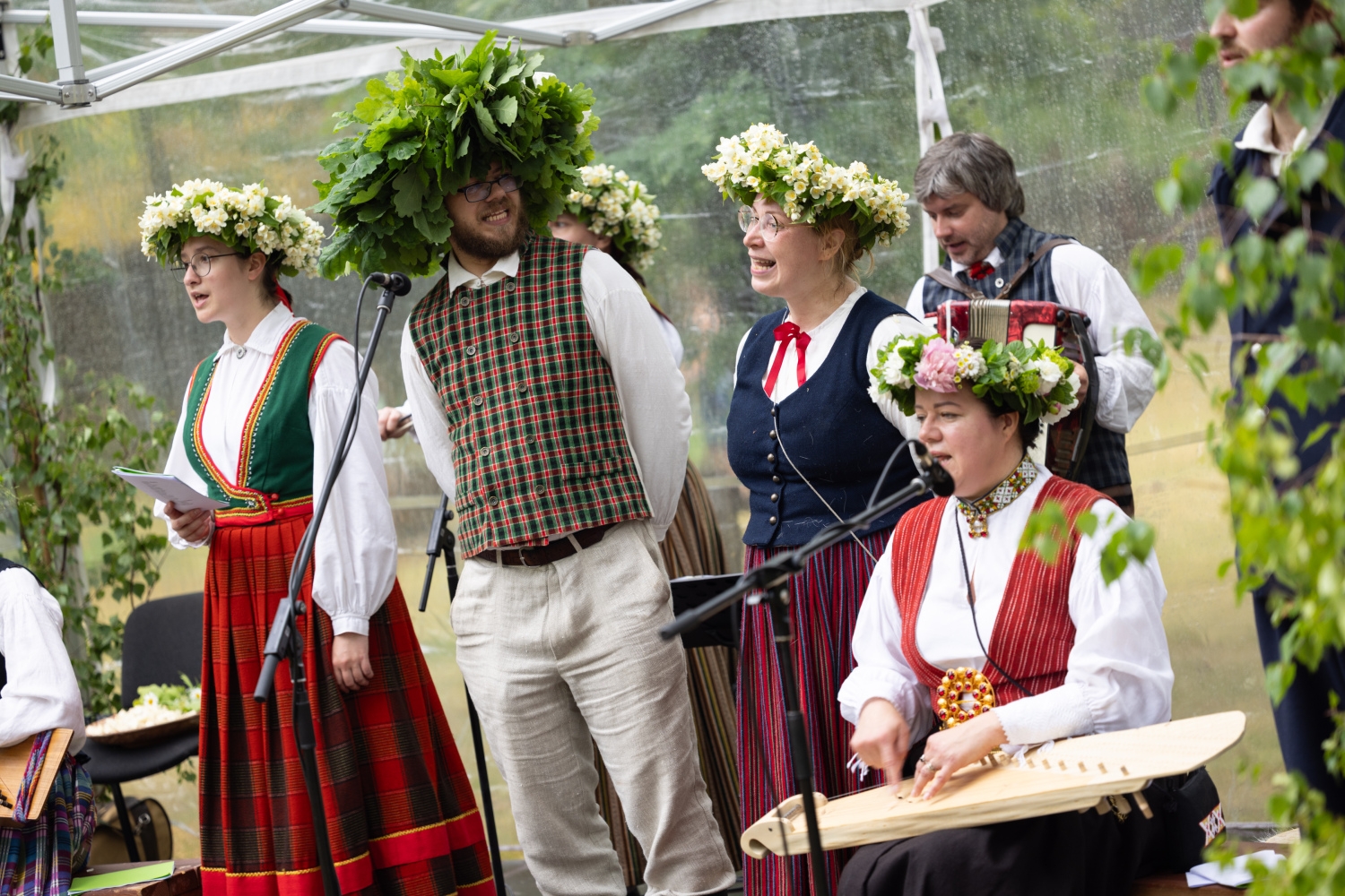 Muzeja folkloras kopas uzstāšanās; priekšplānā muzeja direktore spēlē kokli