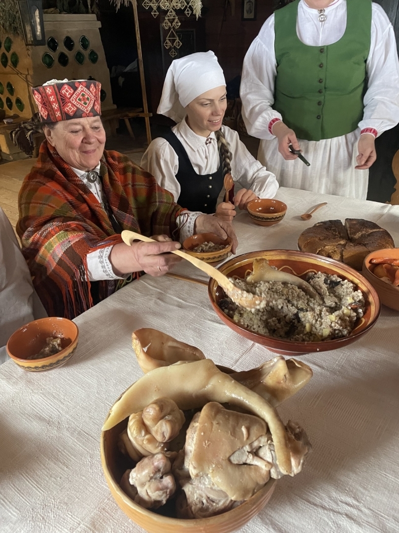 Meteņu galds: vārītas cūkas kājas, ausis un aste, kā arī tradicionālais ēdiens "zīdenis