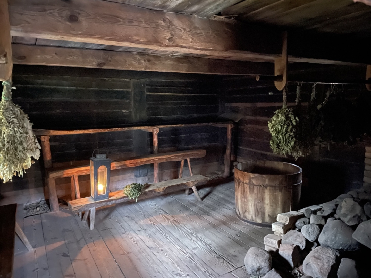 Noskaņas attēls ar pirtiņu veļu laikā, kurā tradicionāli tika kurināta pirts un gaidīti senču gari.