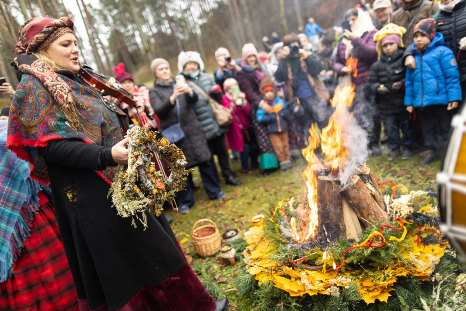 Deg rituālais Mārtiņdienas ugunskurs muzeja pagalmā