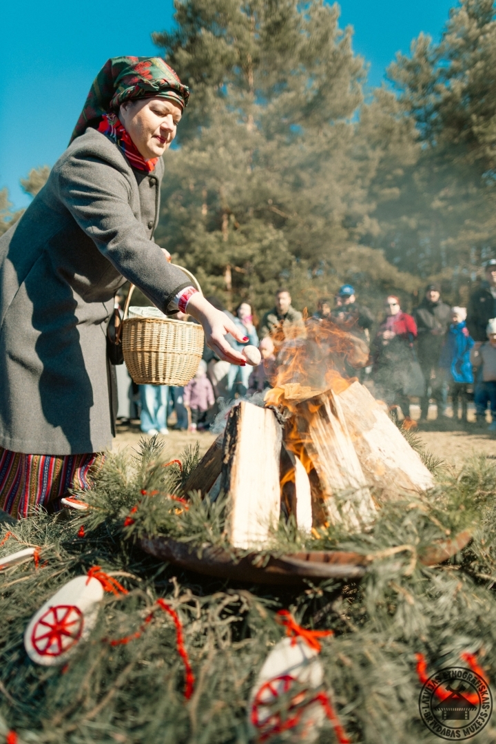 Lieldienu ugunskura rituāls, kurā ugunij tiek ziedota maizīte.