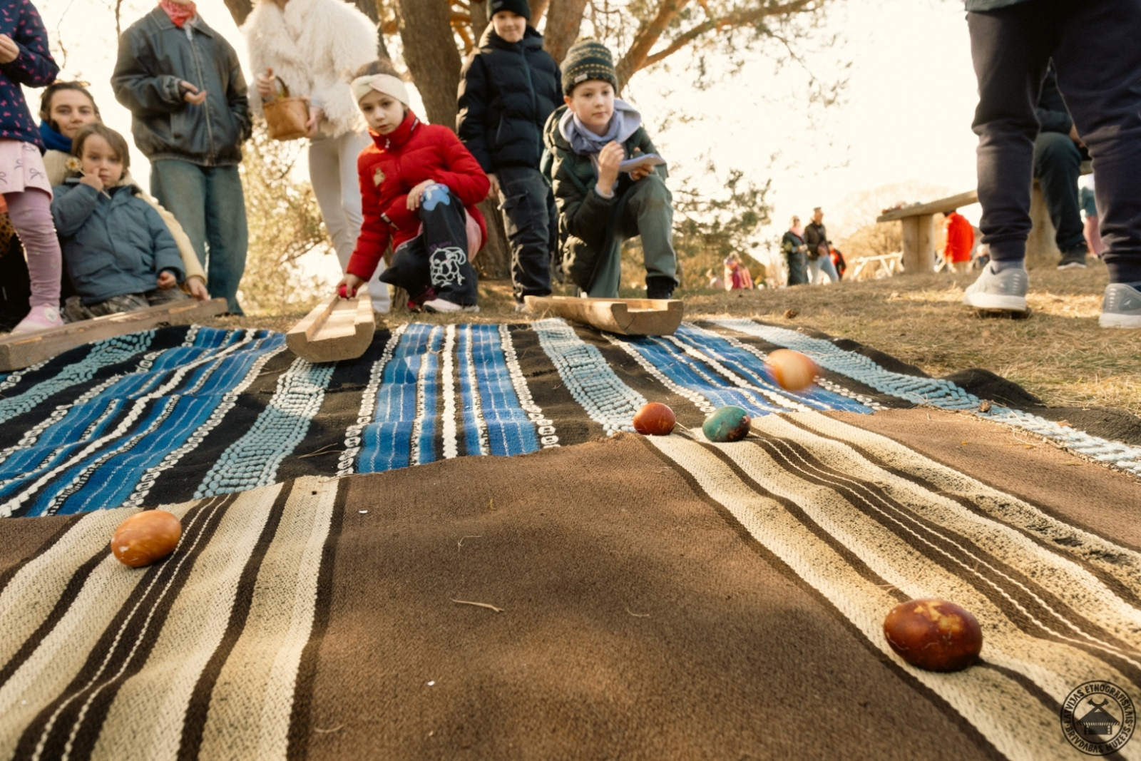 Bērnu sacensības un jautrība tradicionālajā Lieldienu olu ripināšanā.