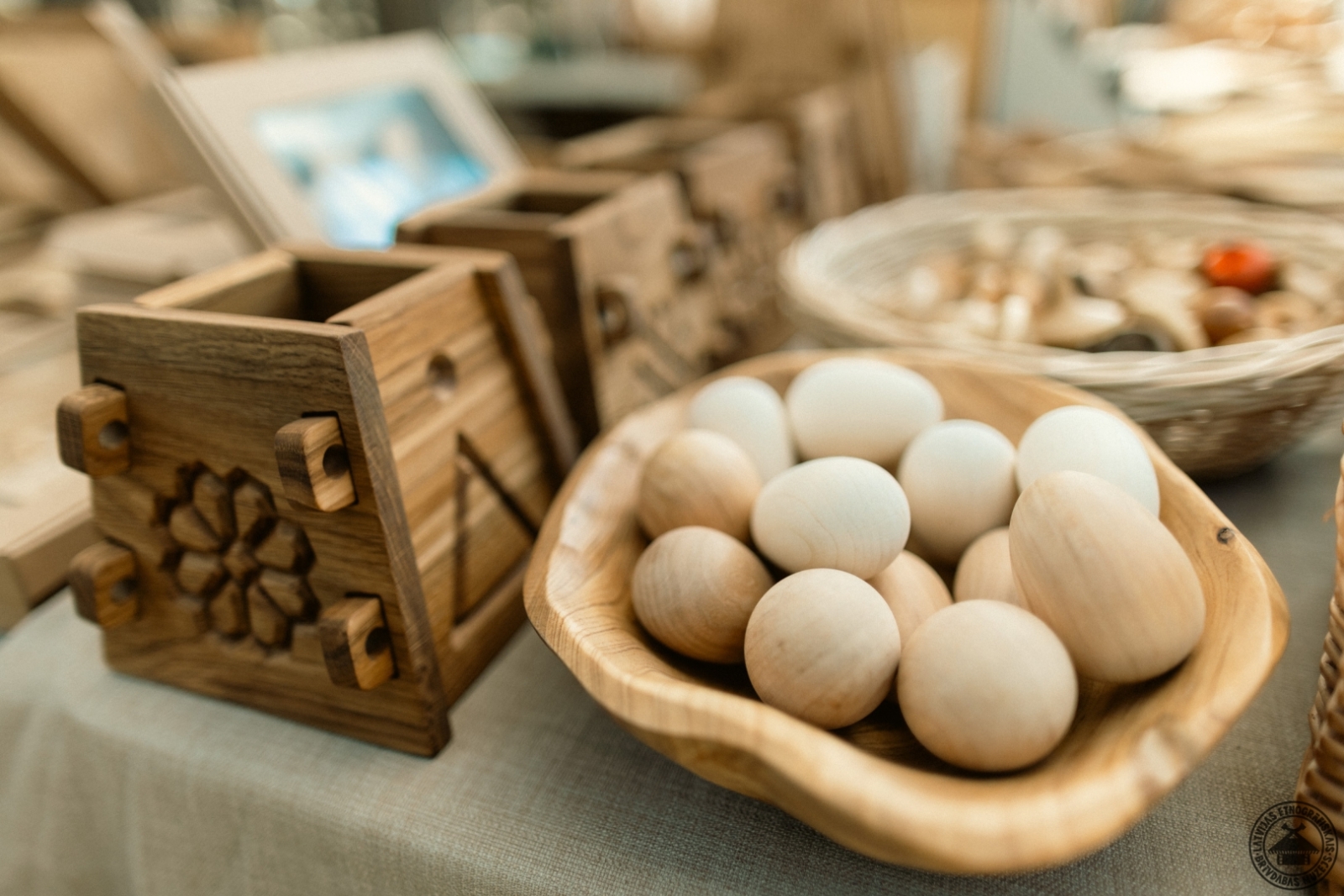 Trauks ar krāsotām Lieldienu olām un tradicionalā koka forma biezpiena pashas gatavošanai.