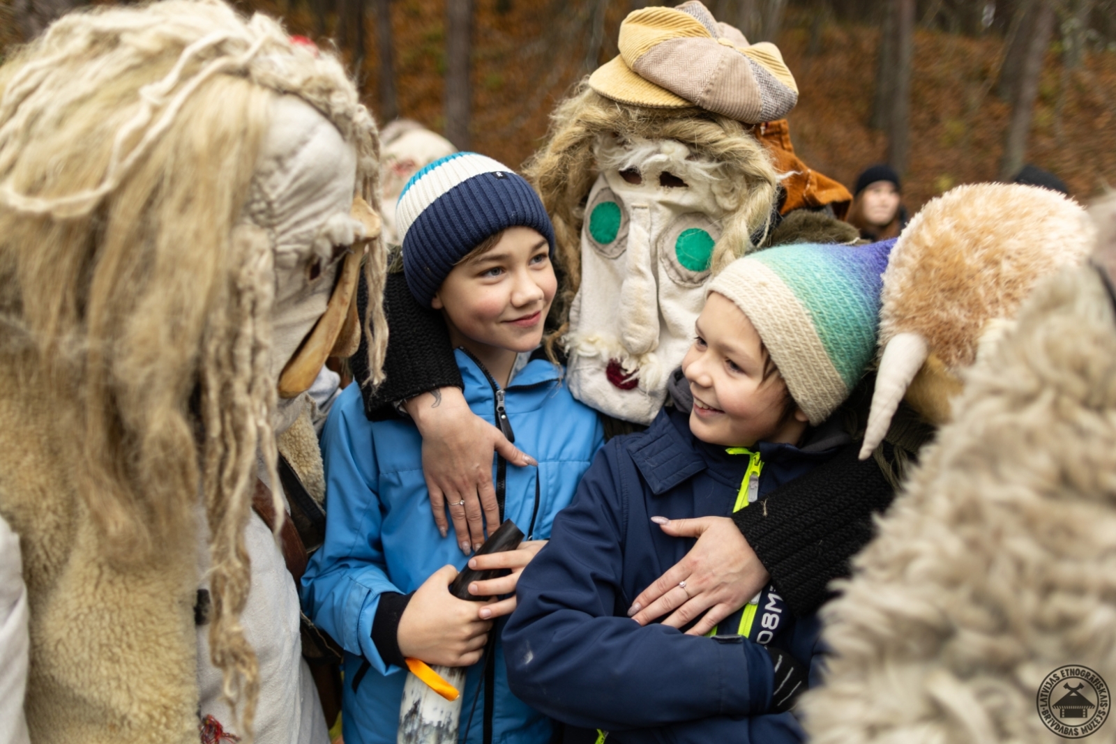 Mārtiņbērni maskās mīļi sveicina un izklaidē mazākos pasākuma apmeklētājus. 