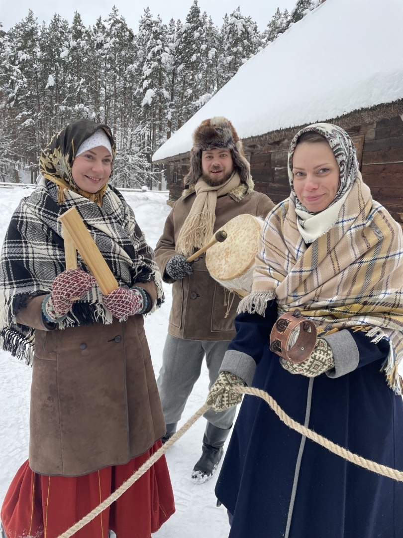 Jaunieši siltās seno laiku drēbēs saģērbušies laukā un ir gatavi doties uz bluķa vilkšanas rituālu