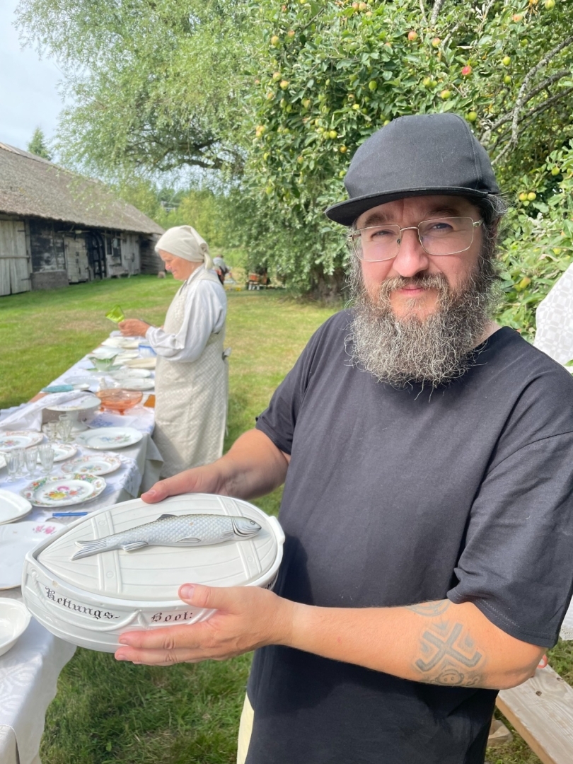 Vīrietis rokās tur un rāda īpašu, māla vai porcelāna antīko zupas terīni