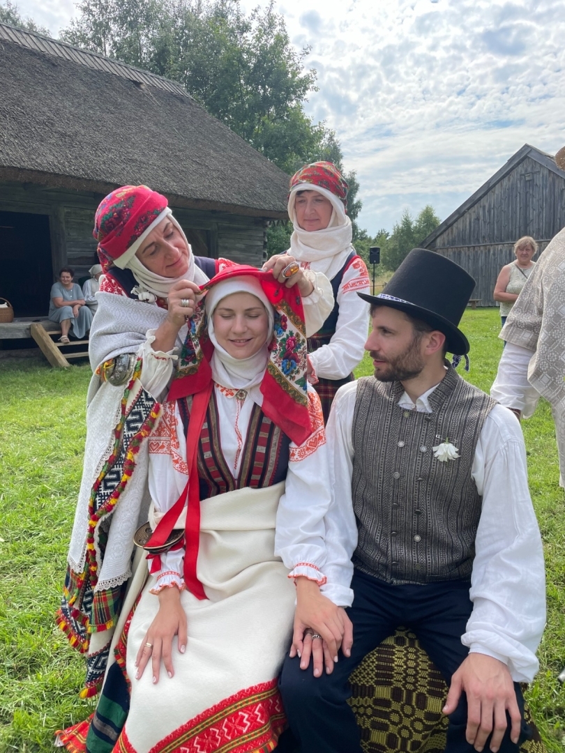 Emocionāls mičošanas rituāls, kurā piedalās jaunais pāris un sievas Rucavas tautastērpos ar aubeēm.