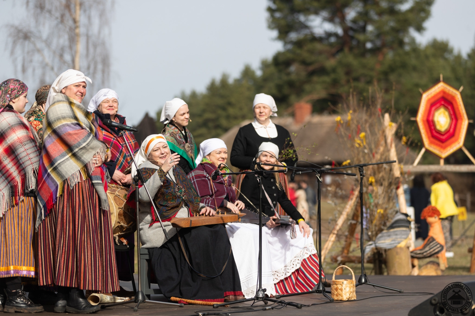 Folkloras kopa uz skatuves sniedz skanīgu svētku priekšnesumu.
