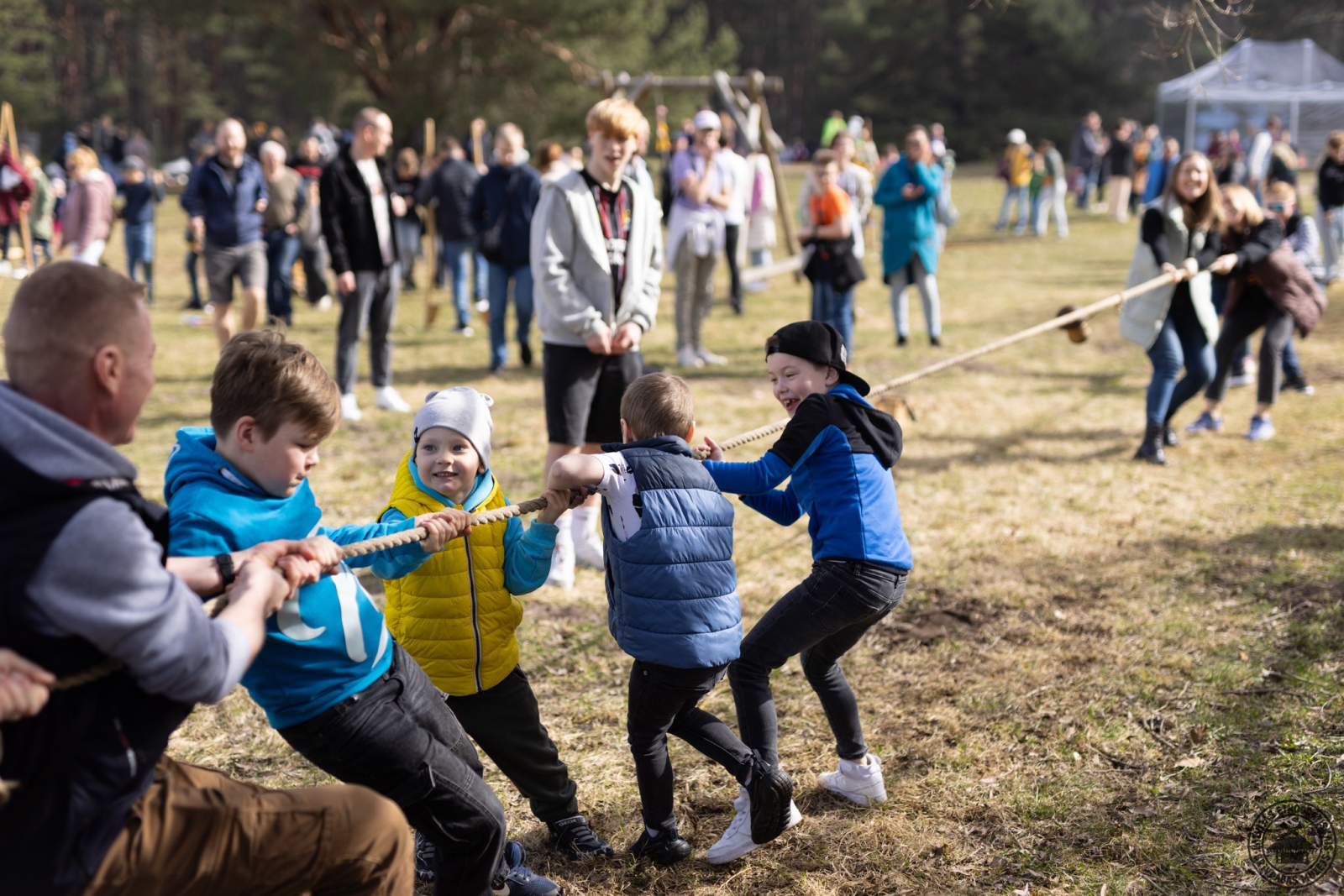 Virves vilkšanas sacensības starp ziemu un pavasari - spraiga cīņa pļavā.