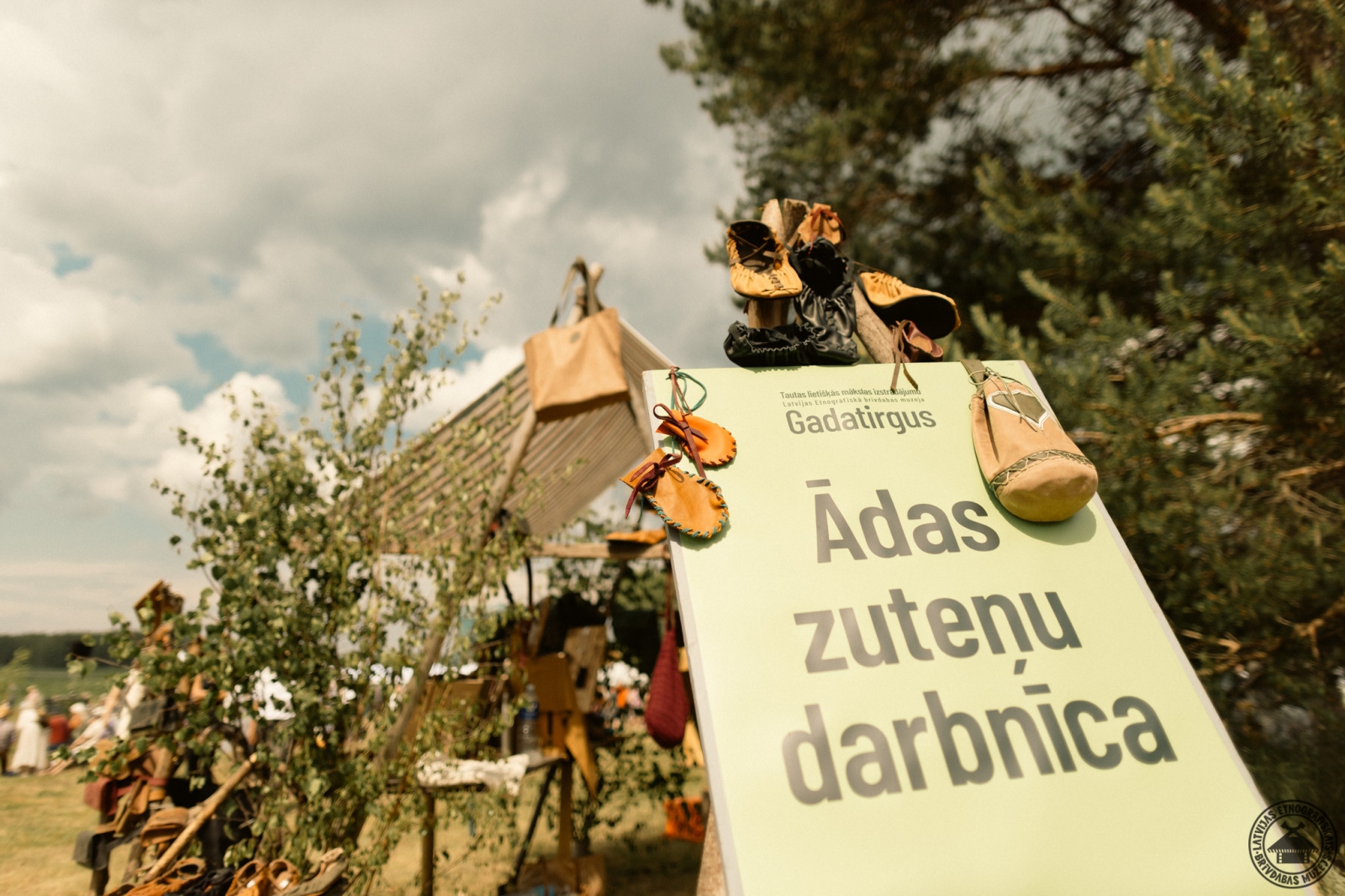Informatīvs uzraksts pie ādas izstrādājumu un zuteņu izgatavošanas darbnīcas. 