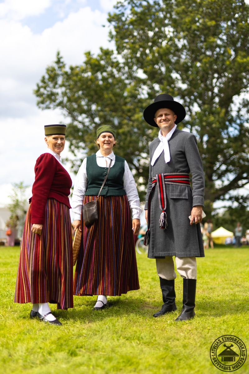 Trīs personas Piebalgas novada tautastērpos svētku norises laikā. 