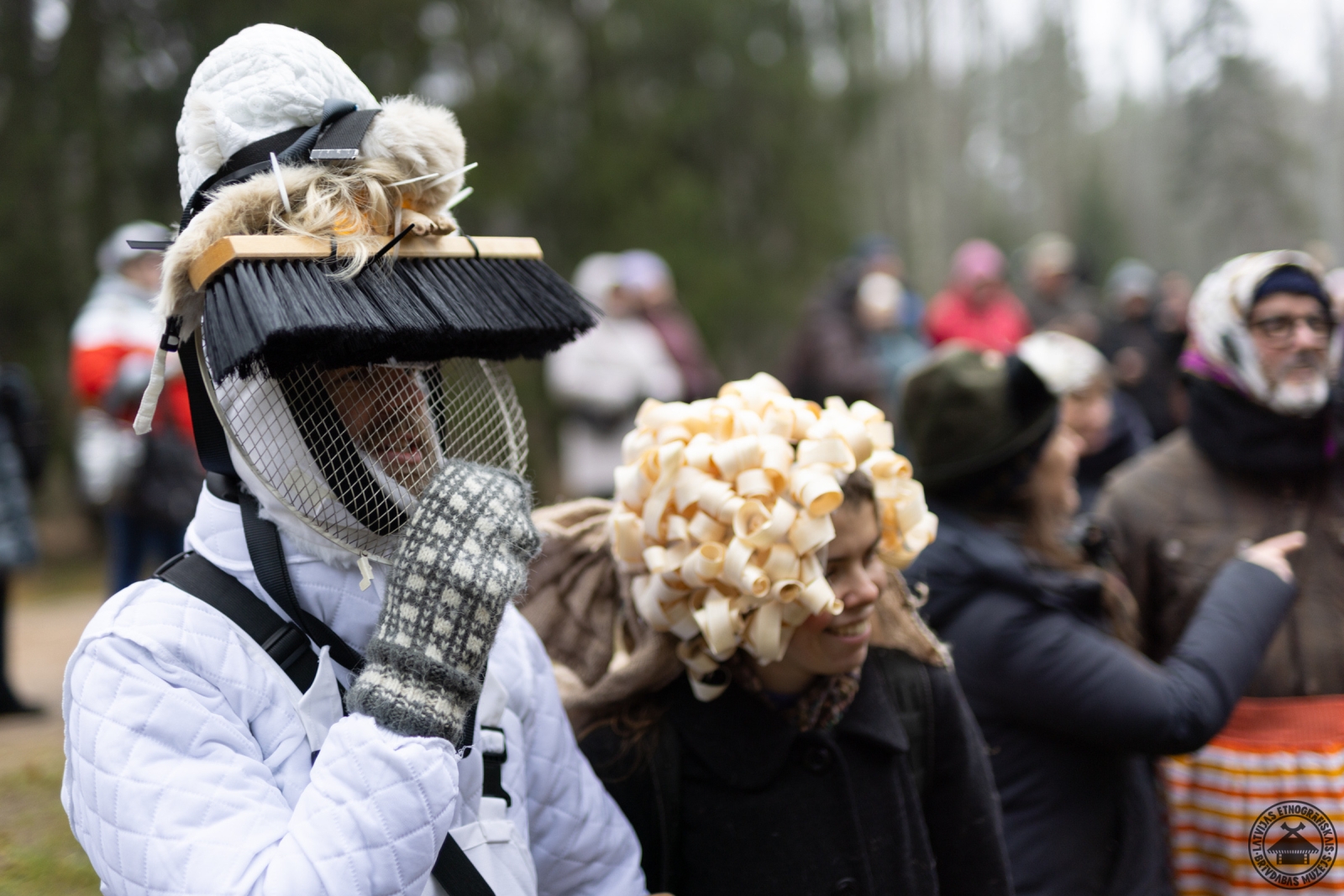 Krāšņs masku gājiens cauri muzeja teritorijai Ziemassvētku svinībās. 