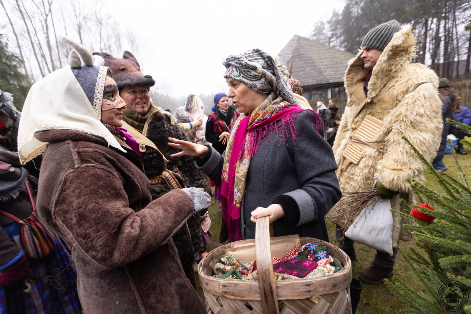 Muzikants maskā spēlē akordeonu, pavadot svētku dziesmas. 