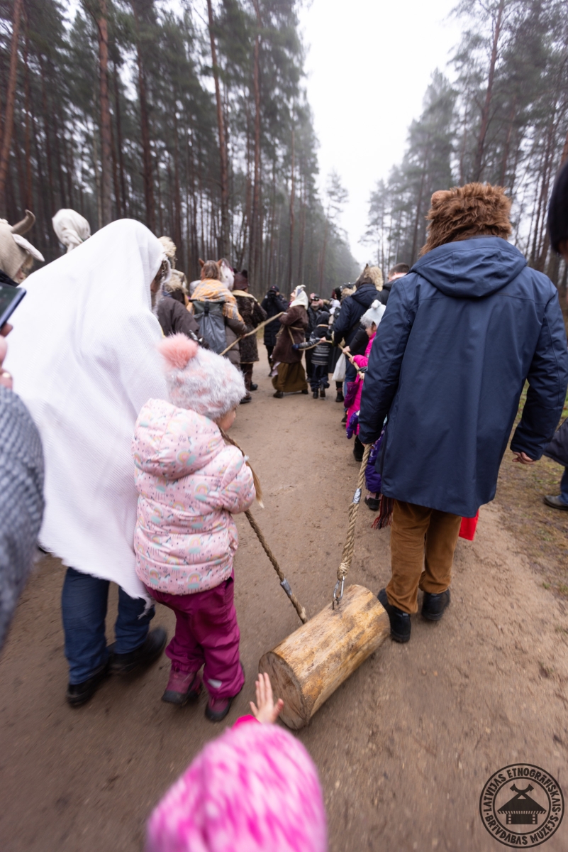 Izdekorēta bluķa dedzināšana ugunskurā, simboliski sadedzinot visu veco. 