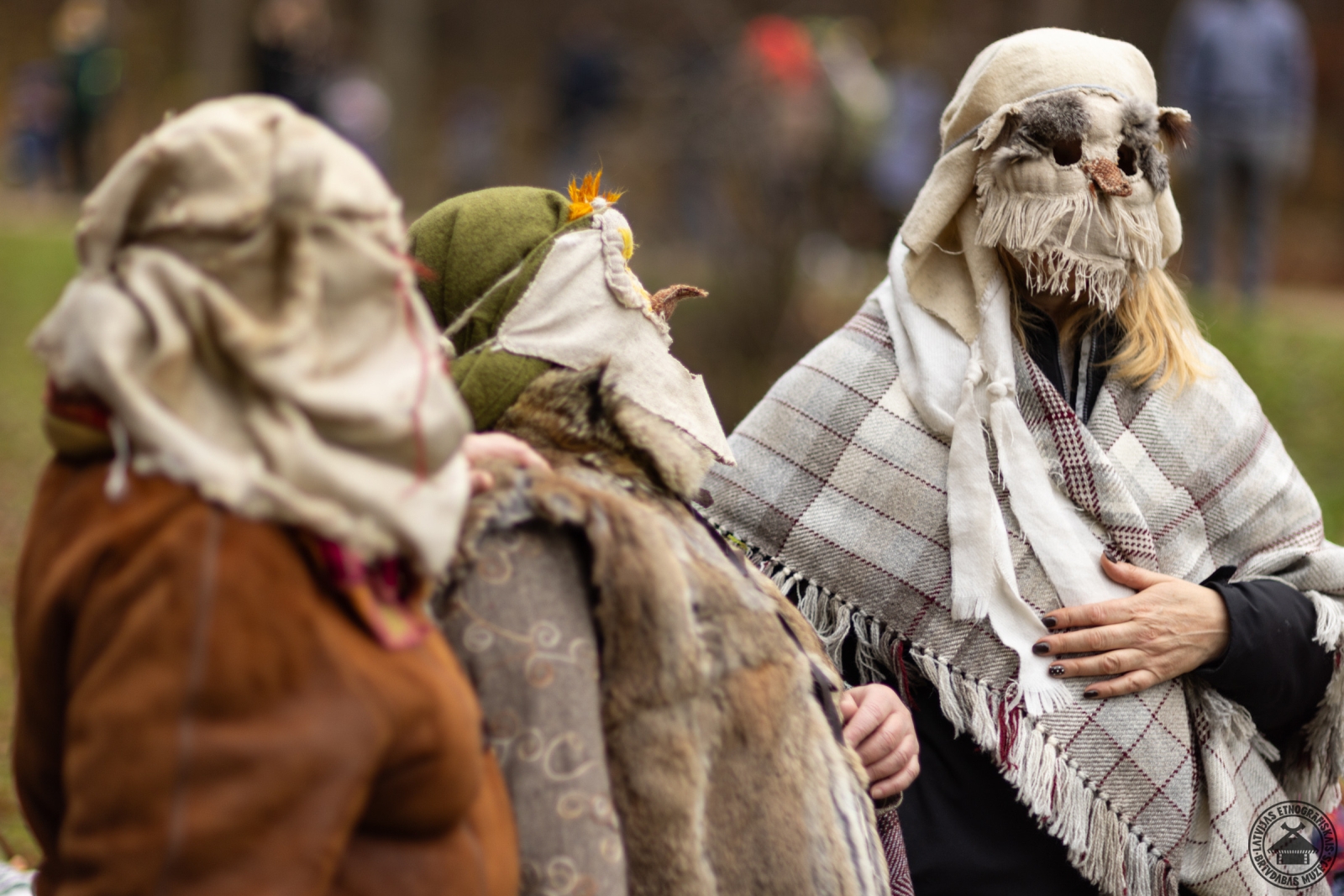 Dažādas tradicionālās Mārtiņdienas maskas un tēli kopbildē. 