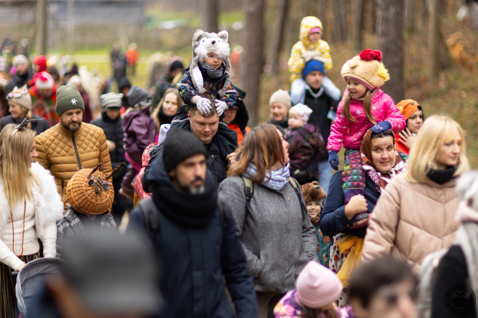 Mārtiņbērnu gājiens pa muzeja teritoriju rudens ainavā. 