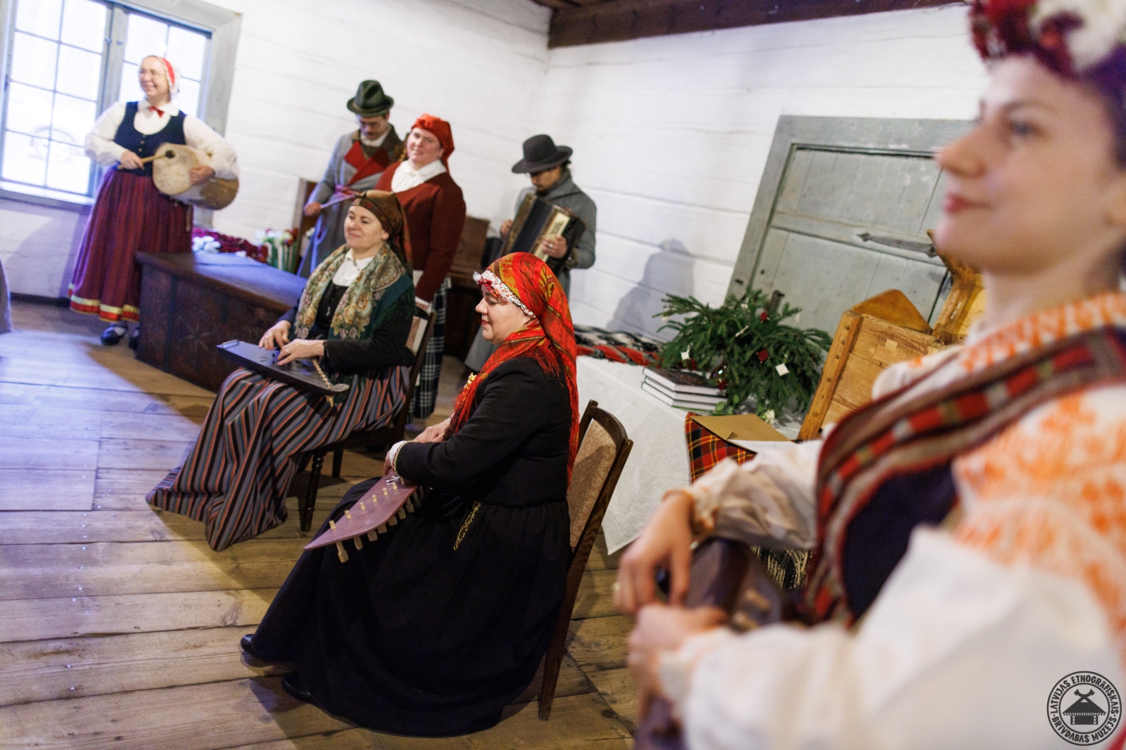 Muzikāls sveiciens: divas sievietes tautastērpos koncertē, spēlējot etnogrāfiskās kokles. 