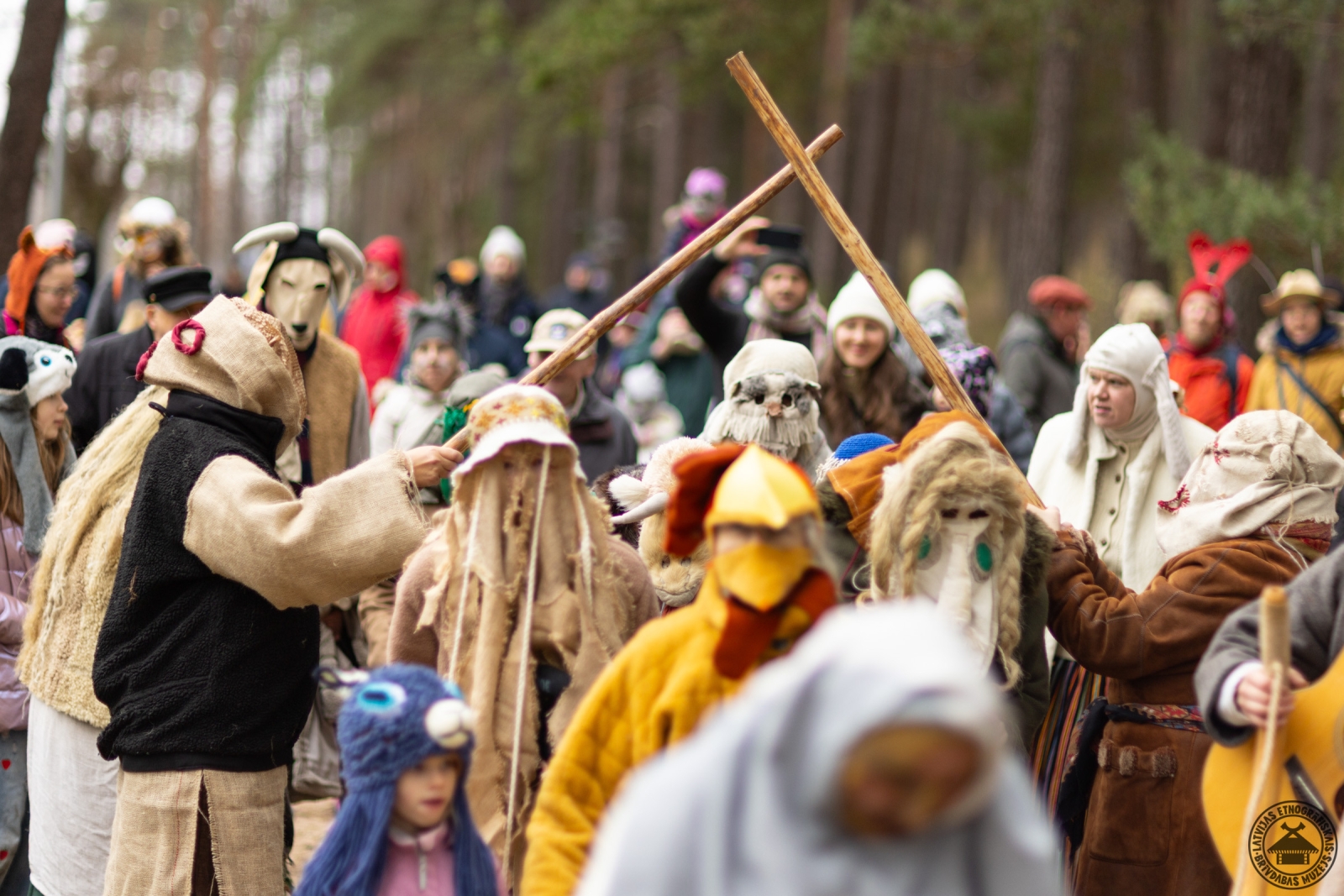 Krāšņs Mārtiņbērnu masku gājiens cauri muzeja sētām 
