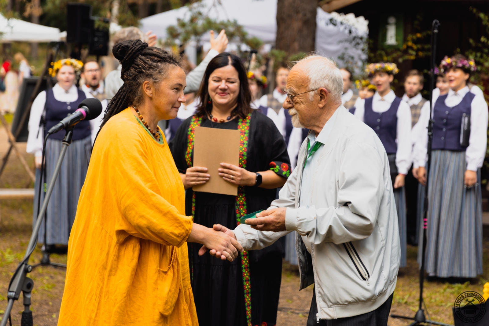 Tirgus atklāšanas ceremonija: tiek godināta un apbalvota viena no amatniecēm. 