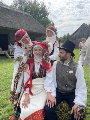 Līgavas vainadziņa noņemšana un pirmā sievas lakata svinīga siešana galvā. 