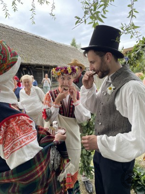 Svinīga sagaidīšana: jaunajam pārim pēc senas tradīcijas tiek pasniegta maize un sāls. 