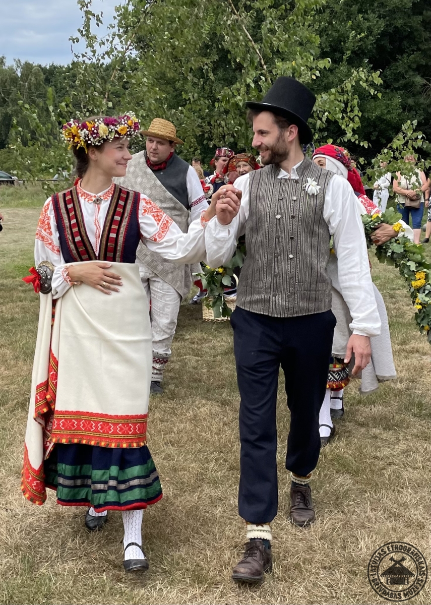 Kāzu procesijas sākums: jaunais pāris Rucavas tautastērpos iet pa priekšu vedējiem un viesiem. 