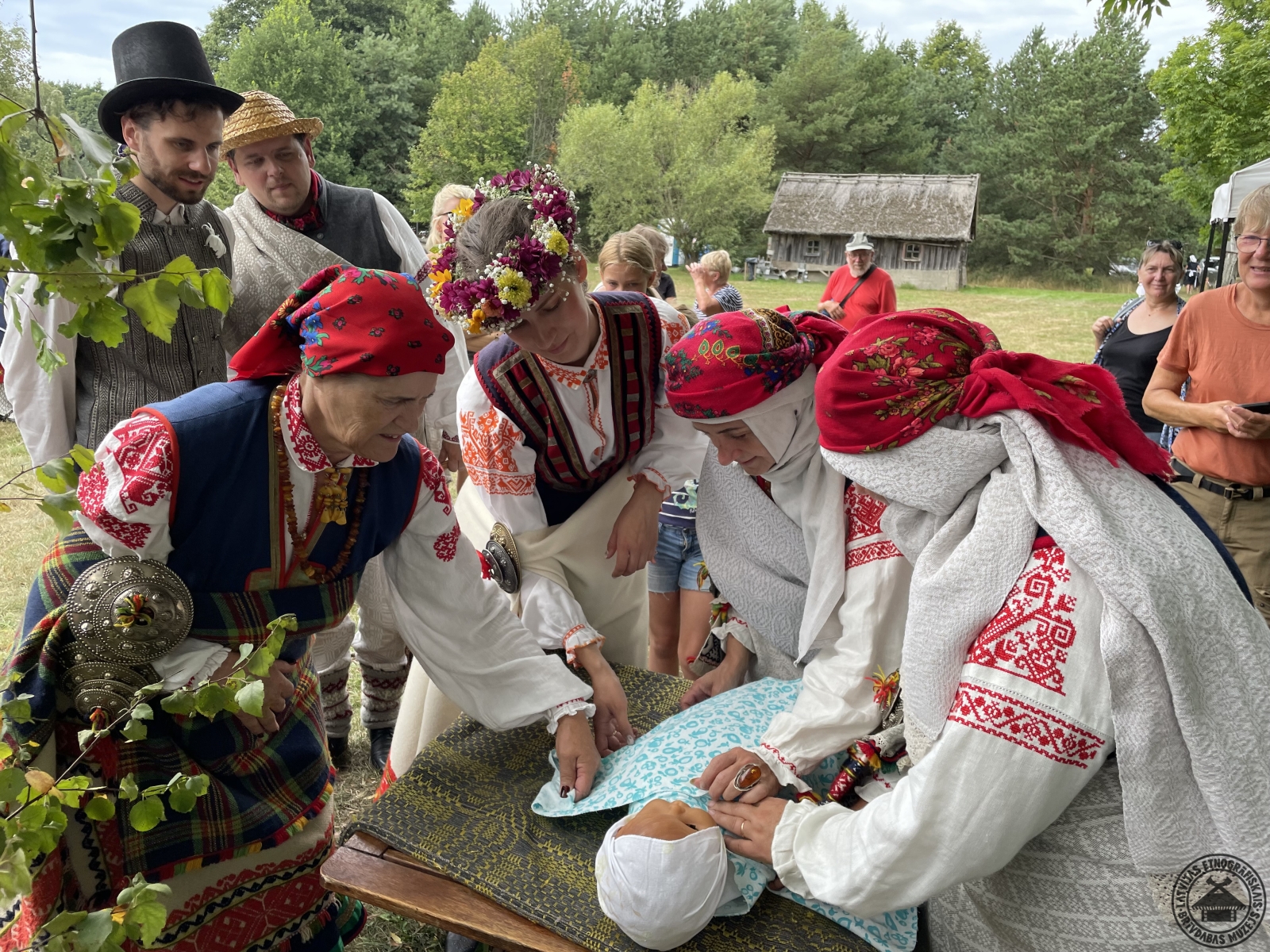 Tradicionāls pārbaudījums: līgavai jāmāca pareizi pārtīt lelli, kas simbolizē jaundzimušo. 