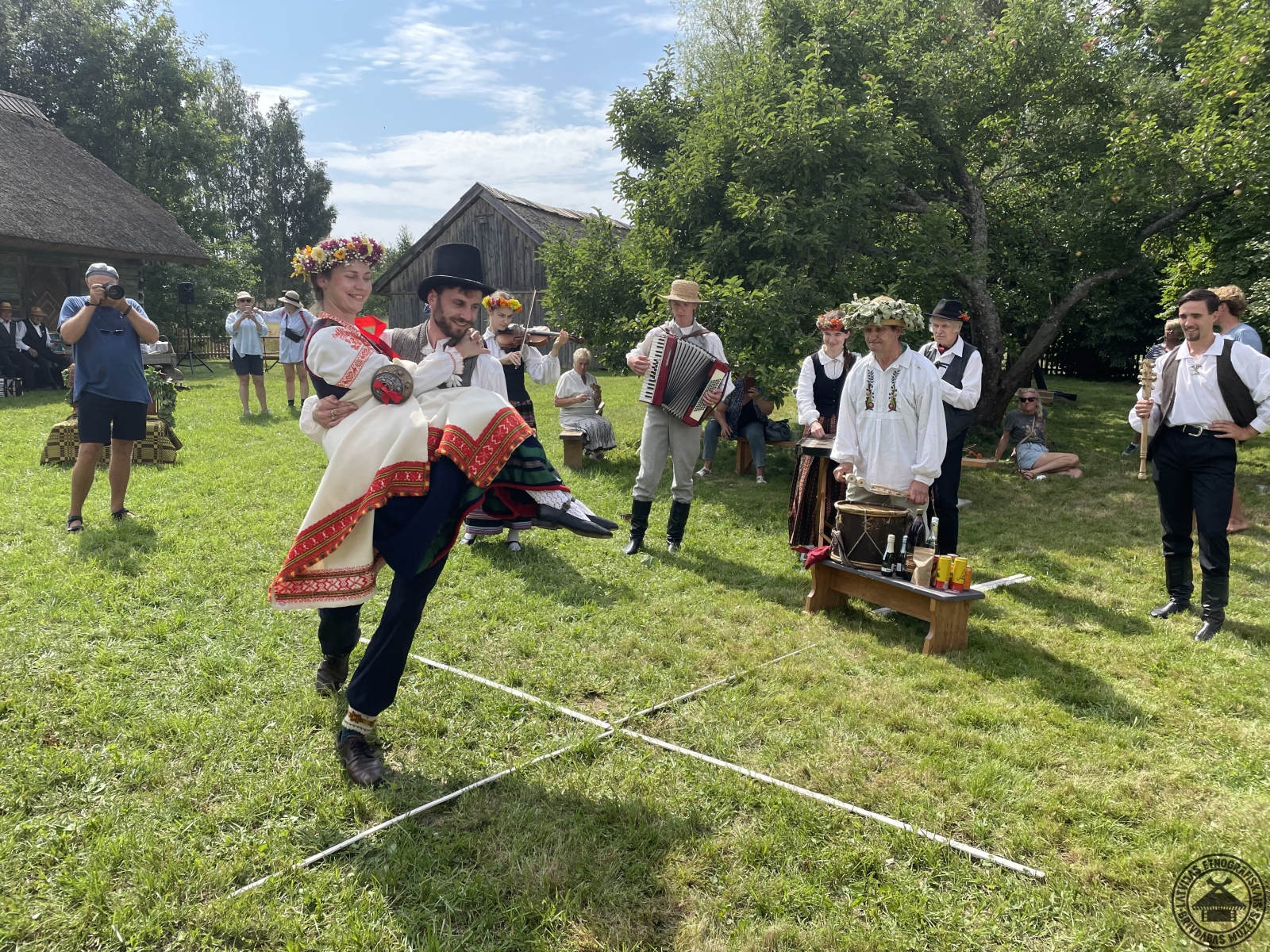Jaunais vīrs un sieva, rokās sadevušies, izpilda tradicionālo Krusta deju. 