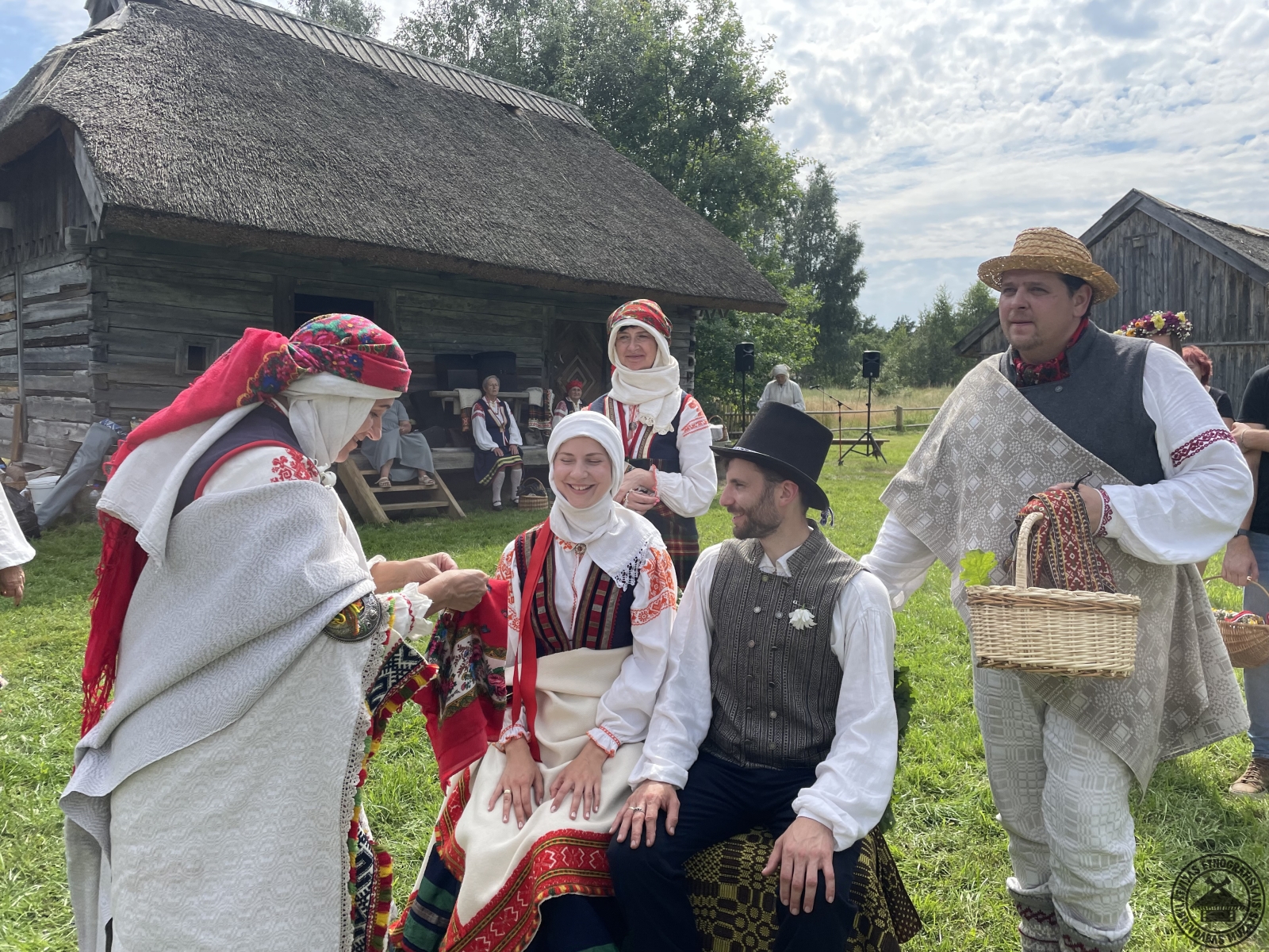 Emocionāls rituāls: notiek jaunā pāra mičošana, pārejot sievas un vīra kārtā. 