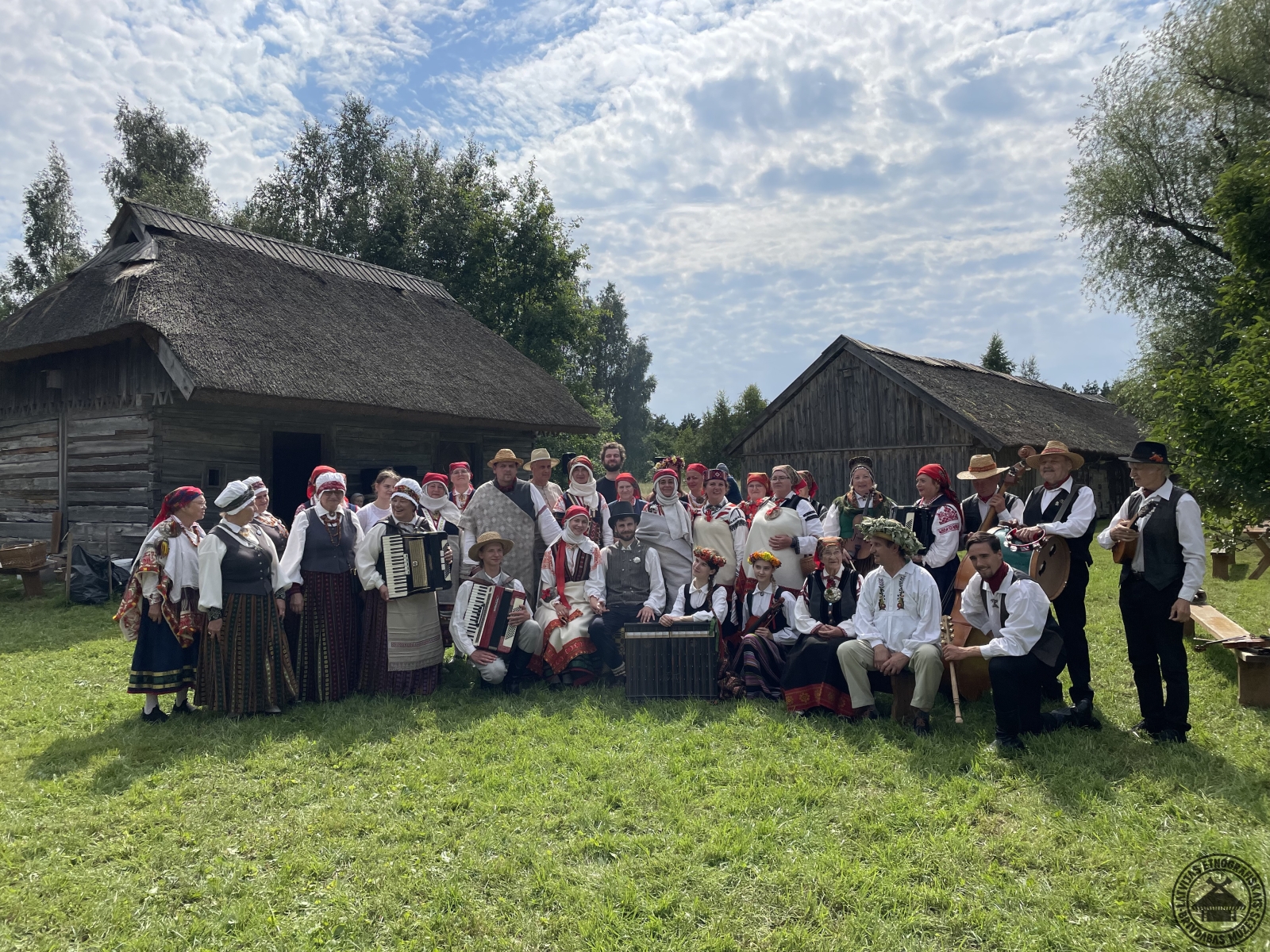 Kopbilde: jaunais pāris, vedēji un visi kāzu viesi Vītolnieku sētas pagalmā. 